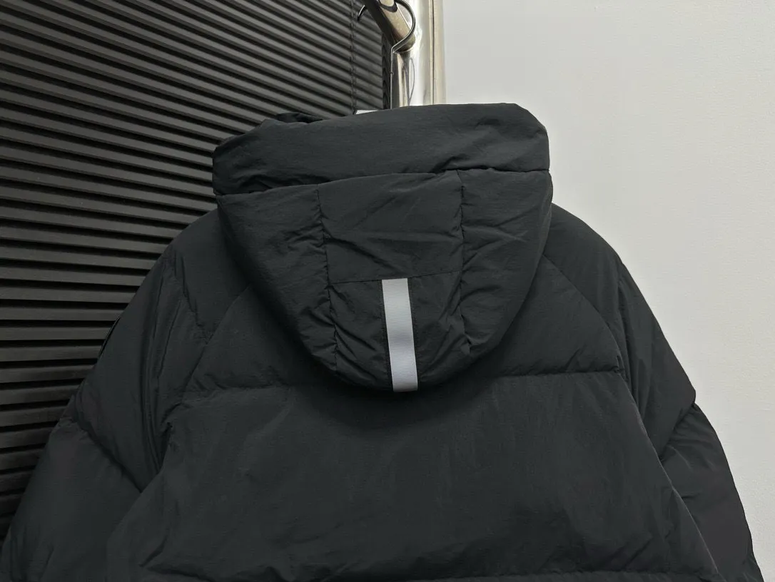P780 【𝘾𝘼𝙉𝘼𝘿𝘼 𝙂𝙊𝙊𝙎𝙀】Canada Goose Junction/3M Reflective Black Label Parker/2602LB Ouyang Nana’s same Junction Parker is made of CORDURA@’s super-soft EnduraLuxe fabric, which enhances the durability of easy-wear parts, making it lightweight and durable. 360-degree reflective strips on the collar improve visibility in low-light environments. Features a removable hood for easy transition into warmer weather. Removable premium insulated hood adjusts both ways Sizes: XS-XxL